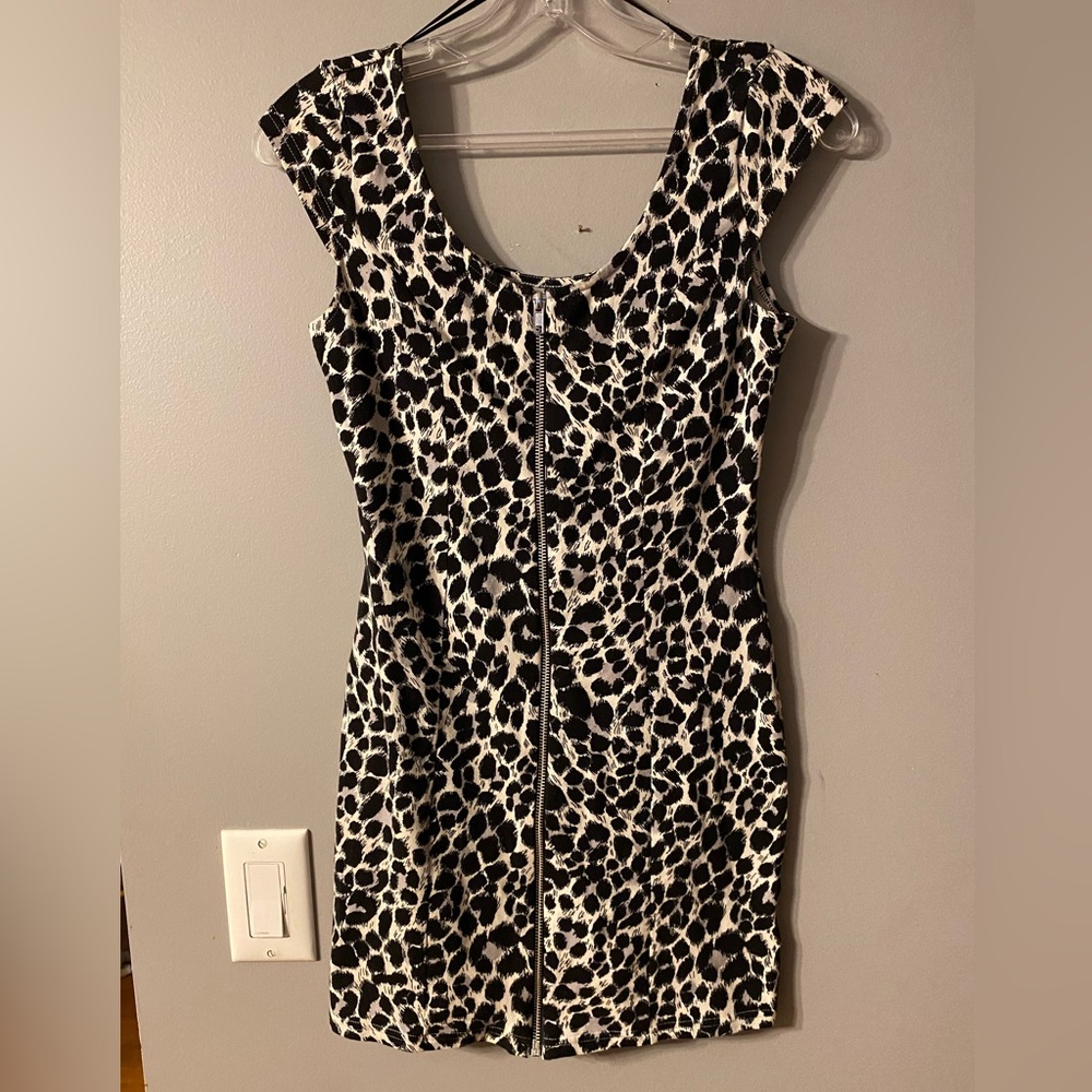 Divided by H & M Vintage womens / juniors mini black and white leopard print